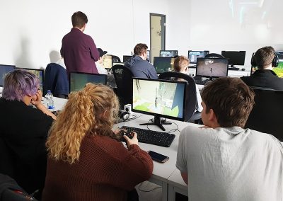 Schnupperkurs Teilnehmer spielen Semesterprojekte