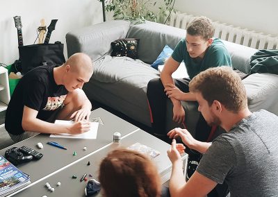 Schnupperkurs Teilnehmer erarbeiten ein Brettspielkonzept
