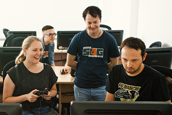 Tag der offenen Tür Gäste spielen Semesterprojekte beim Tag der offenen Tür
