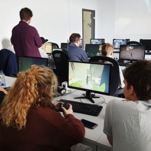 Schnupperkurs Teilnehmer spielen Semesterprojekte