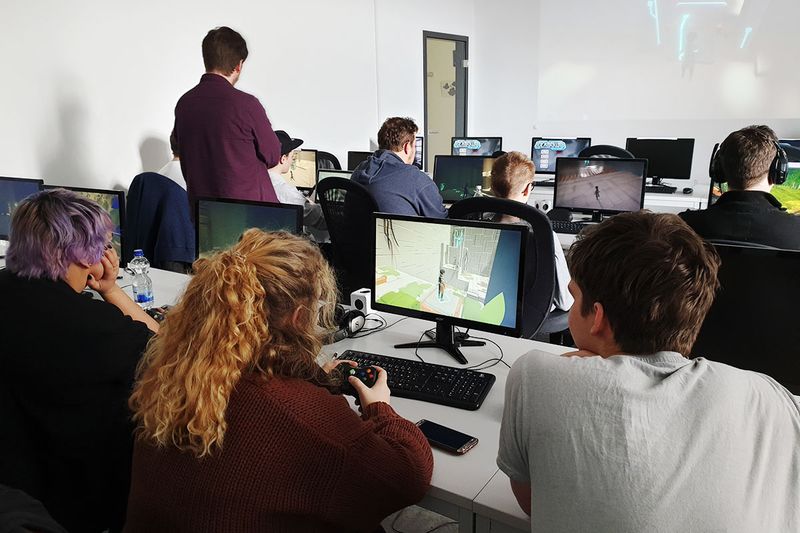 Schnupperkurs Schnupperkurs Teilnehmer spielen Semesterprojekte