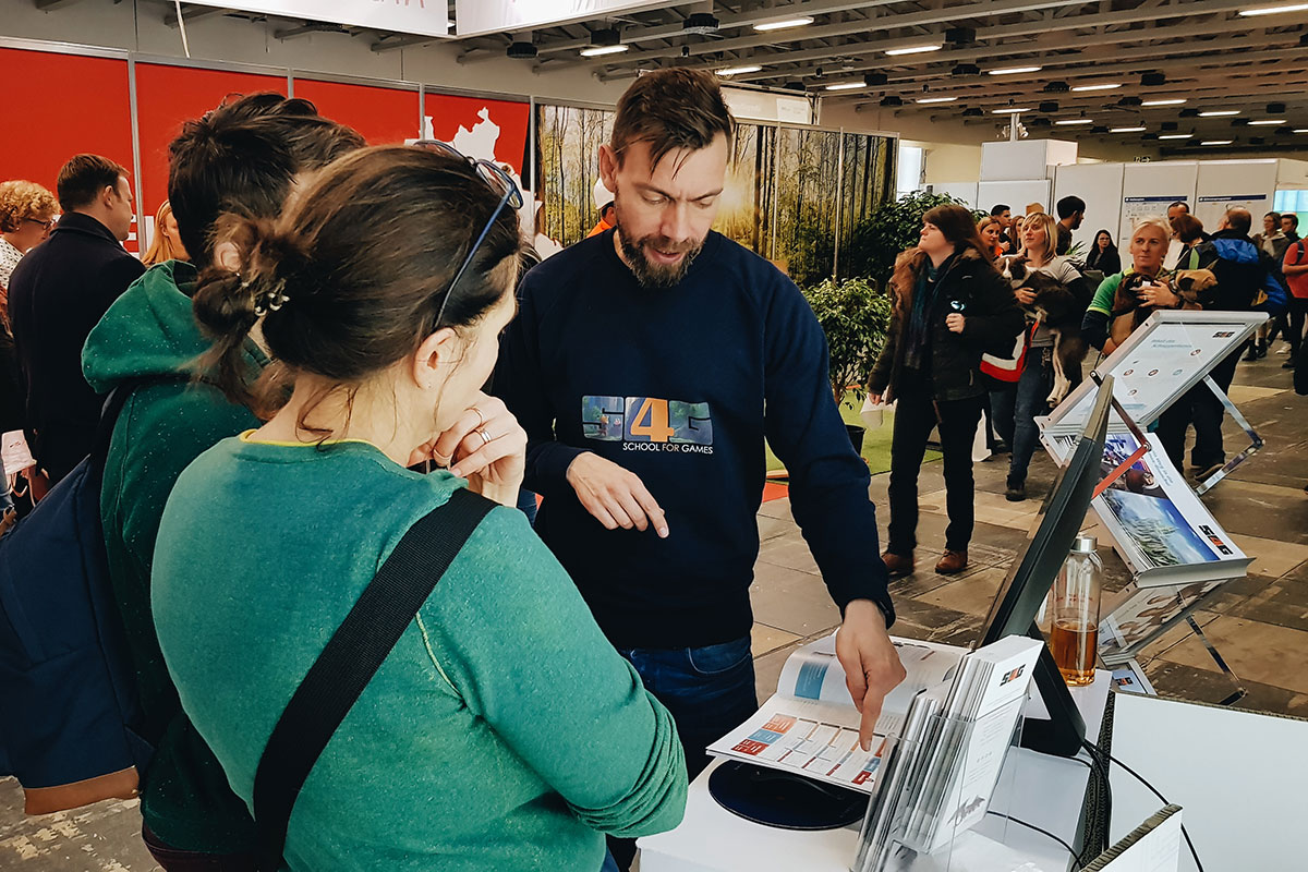 Bildungsmesse Ausbildungsberater Felix berät Interessenten am Messestand